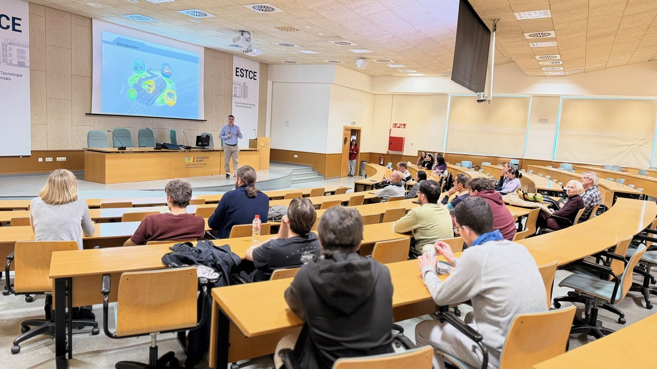 El subdirector de la Cátedra, Vicente Ramón Tomás López, en el ciclo de conferencias ‘TechnoCharlas’