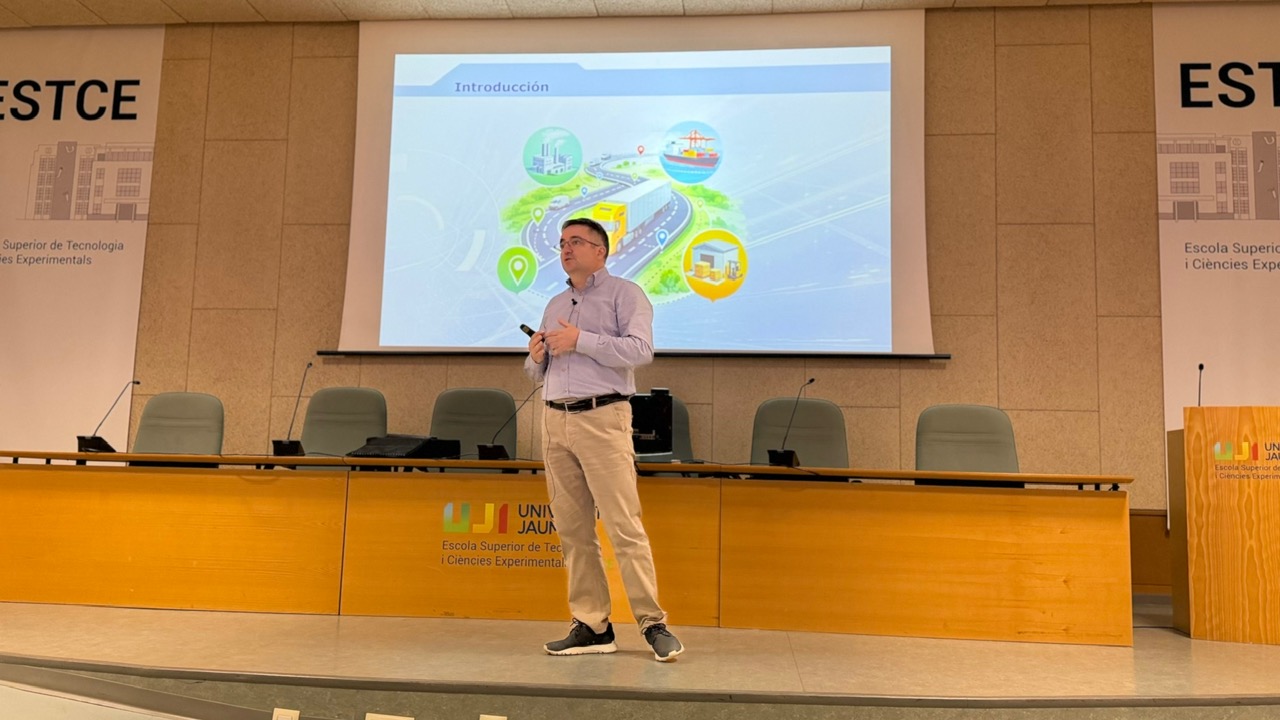 El subdirector de la Cátedra, Vicente Ramón Tomás López, en el ciclo de conferencias ‘TechnoCharlas’